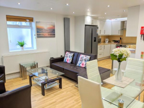 Spacious 2-bed apartment in central Kingston near Richmond Park, Kingston Upon Thames